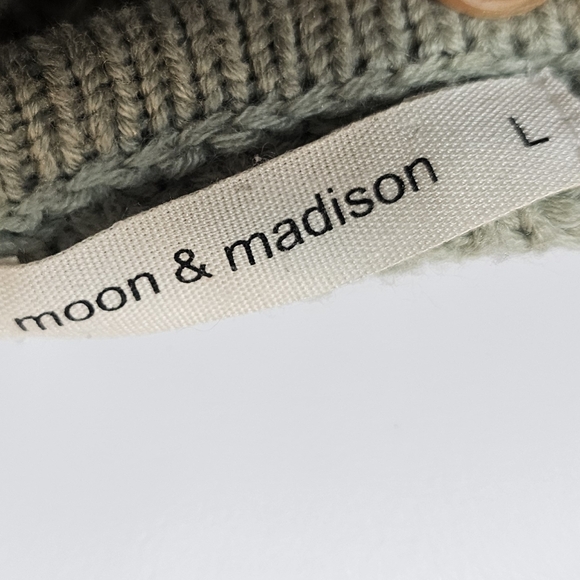 Moon & Madison Sage Green Chunky Knit V-Neck Sweater - Size L - Picture 4 of 6
